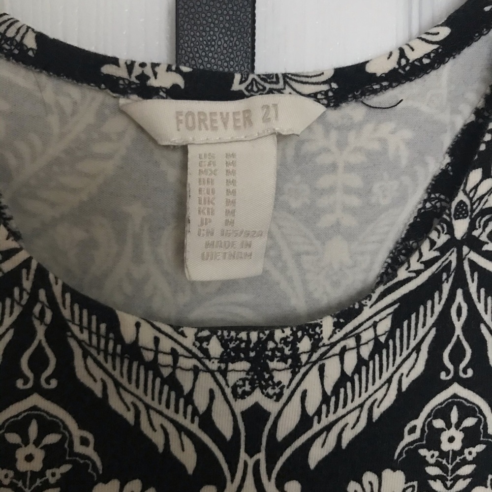 Black/White Design, Casual Style Crop Top. - Picture 2 of 2